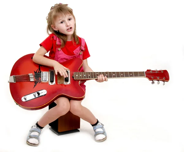 Klein meisje en gitaar — Stockfoto