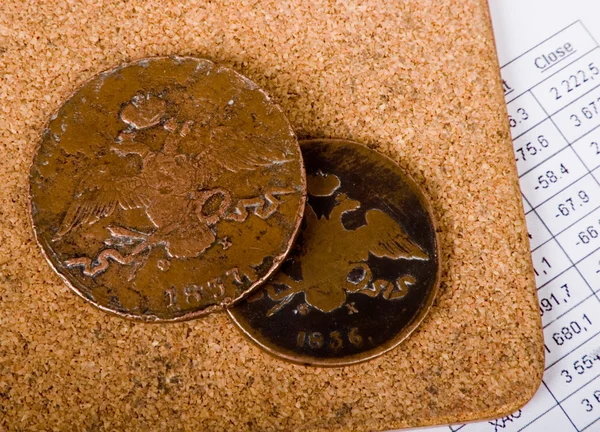 Cork üzerinde eski paralar — Stok fotoğraf