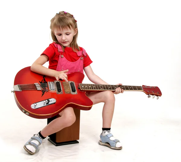 Klein meisje en gitaar — Stockfoto