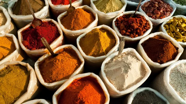 Especiarias coloridas em um mercado indiano — Fotografia de Stock