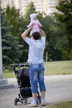 babası ve onun genç kızı yürüyüş