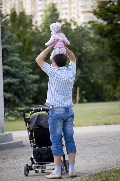 Vater und seine kleine Tochter gehen — Stockfoto