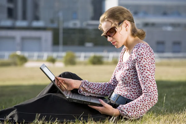 Mujer trabajando sobre un ordenador portátil —  Fotos de Stock