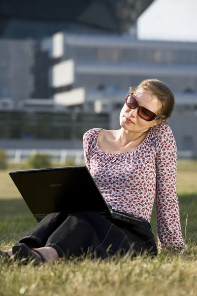 Frau arbeitet über Laptop — Stockfoto
