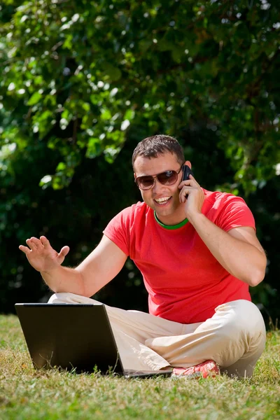 Homem trabalhando sobre um computador portátil — Fotografia de Stock
