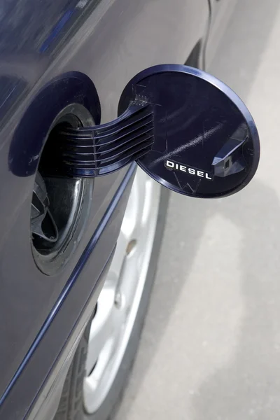 Nyissa meg a tüzelőanyag-tartály egy autó — Stock Fotó