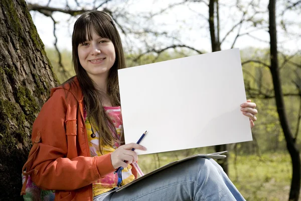 Dziewczyna utrzymanie czystej kartce papieru — Zdjęcie stockowe