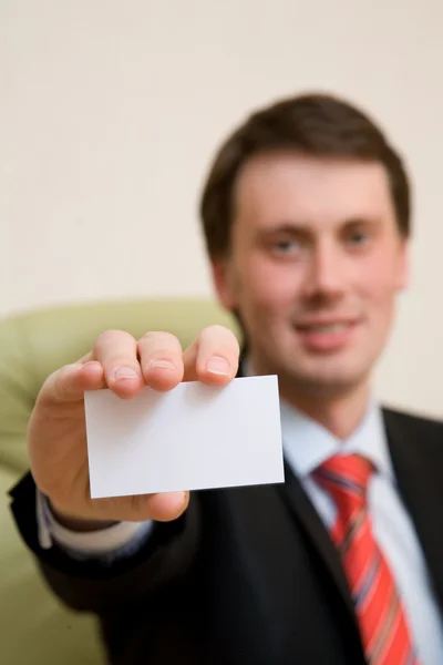 Empresário mostrando é cartão — Fotografia de Stock