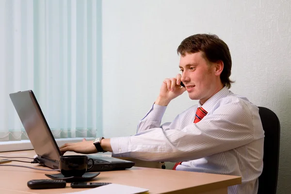 Den ung affärsmannen talar genom telefonen en — Stockfoto