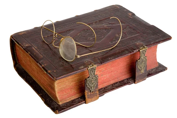 Стара книга в окулярах — стокове фото