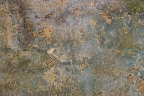 Стена с потрескавшейся пилинговой краской — стоковое фото