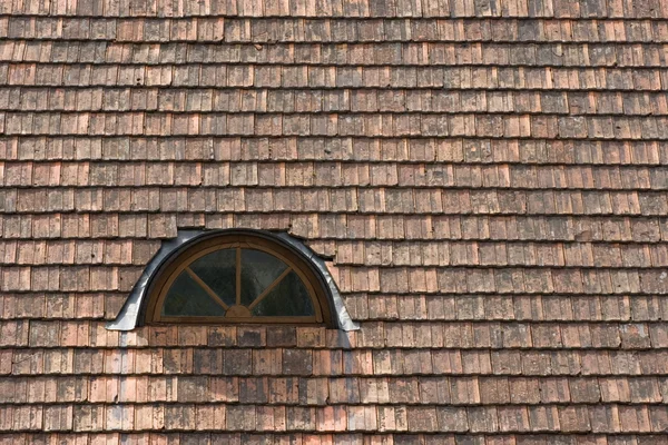 Telhado de telhas, janela — Fotografia de Stock