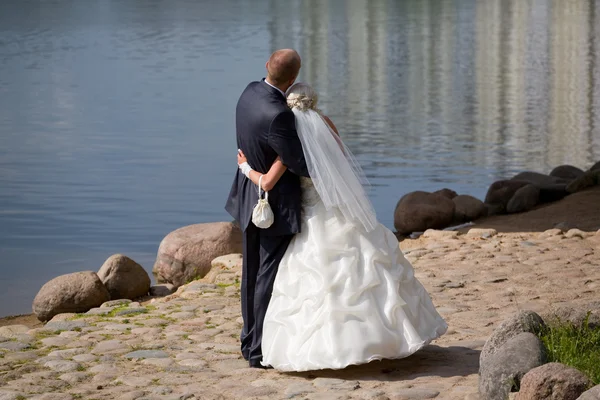 damat ve gelin Nehri kıyısında