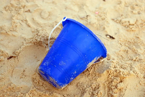 Secchio in sabbia — Foto Stock