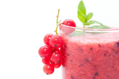 Kırmızı ve siyah kuş üzümü smoothie