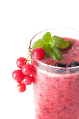 Kırmızı ve siyah kuş üzümü smoothie