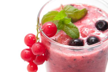 Kırmızı ve siyah kuş üzümü smoothie