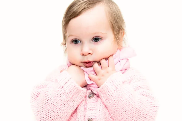 Klein meisje gekleed in roze warme kleren — Stockfoto