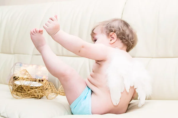 Malé dítě anděl s křídly — Stock fotografie