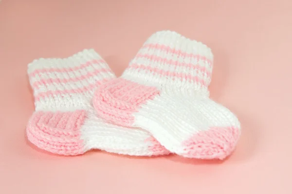 两个手工制作的婴儿袜子 — 图库照片