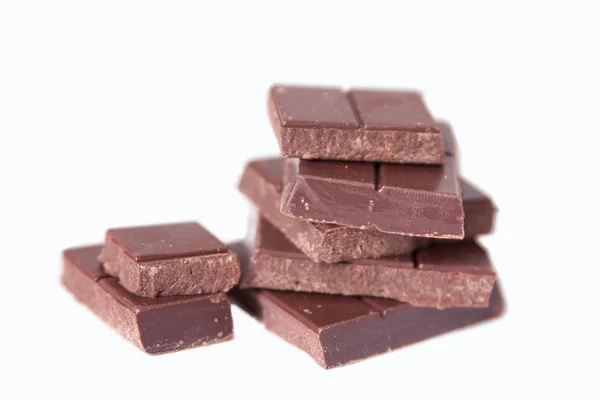 Blocos de chocolate isolados em branco — Fotografia de Stock