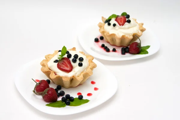 美味蛋挞与莓果和奶油 — 图库照片