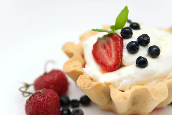 Смачний пиріг з ягодами та вершками — стокове фото