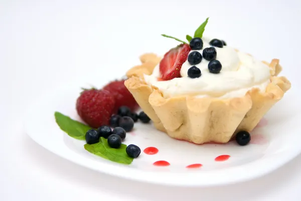 Delicious tart with berries and cream — Stock Photo, Image