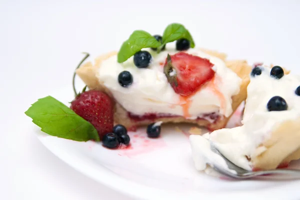 Delicious tart with berries and cream — Stock Photo, Image