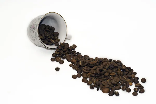 Cangkir dan biji kopi terisolasi — Stok Foto
