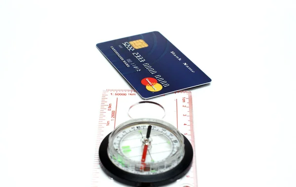 Компас, що вказує на кредитну картку ізольовано — стокове фото