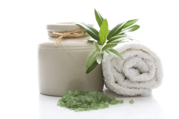 Rama de olivo fresca y sal de baño. spa —  Fotos de Stock