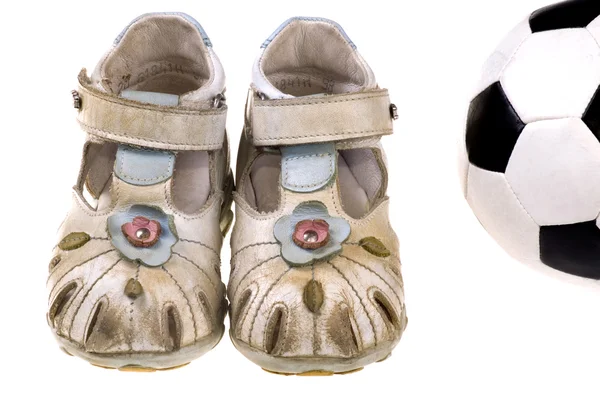Bebé zapatos de fútbol y pelota sobre fondo blanco —  Fotos de Stock
