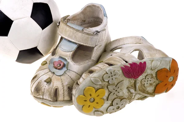 Bebé zapatos de fútbol y pelota sobre fondo blanco —  Fotos de Stock