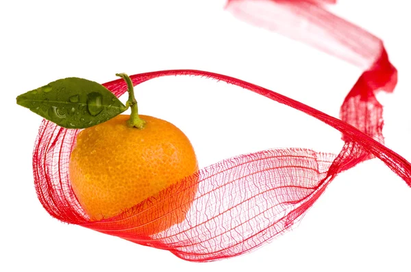 Natale dolce in fiocco rosso. frutta arancione — Foto Stock