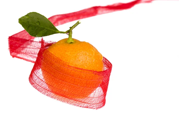 Weihnachtssüß in roter Schleife. Orangenfrucht — Stockfoto