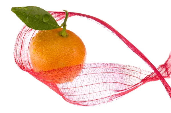 Vánoční sladké v červenou mašli. Oranžové plody — Stock fotografie
