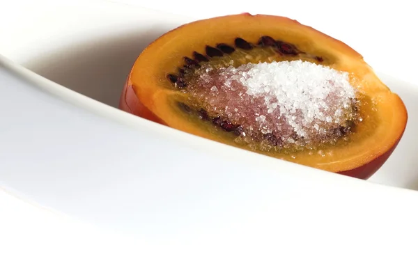 Тропічні фрукти тамарільо з цукром, ізольовані на — стокове фото