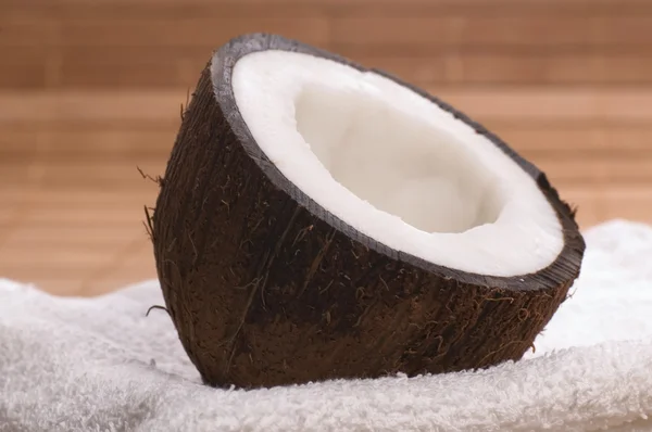 Відкритий кокос і білий рушник — стокове фото