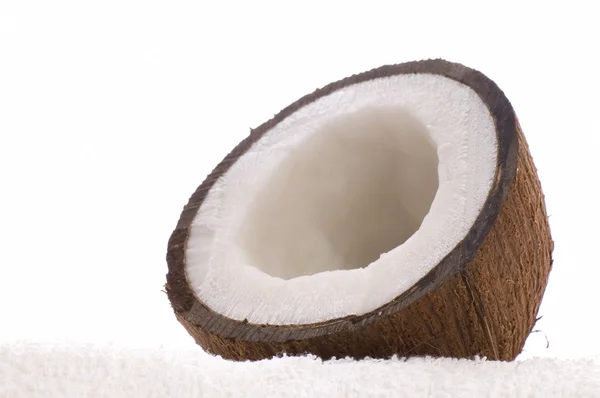 Otworzyć kokos i biały ręcznik — Zdjęcie stockowe
