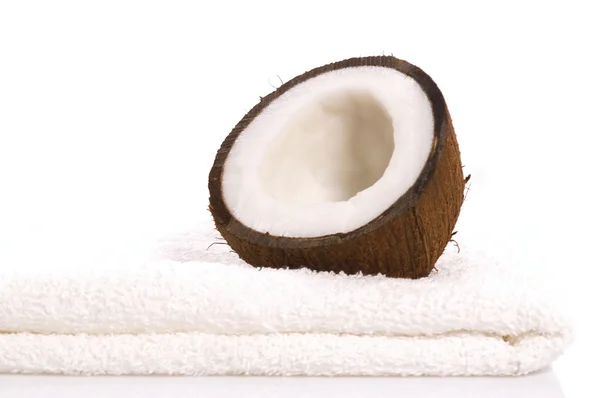 Coco aberto e toalha branca — Fotografia de Stock