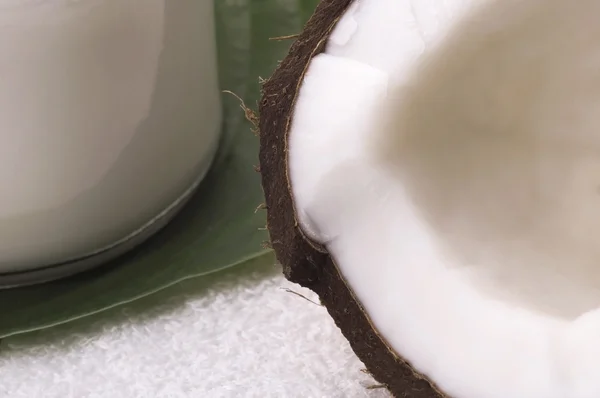 Відкритий кокос і білий рушник — стокове фото