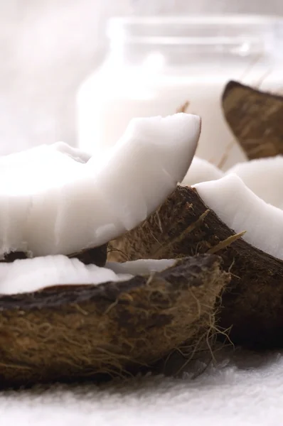 코코넛과 하얀 수건을 열으십시오 — 스톡 사진