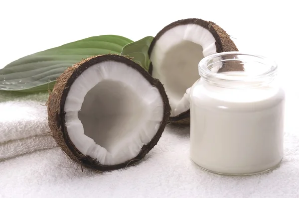 Otevřené kokosové a bílý ručník — Stock fotografie