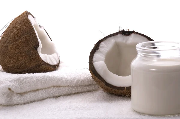 Aprire cocco e asciugamano bianco — Foto Stock