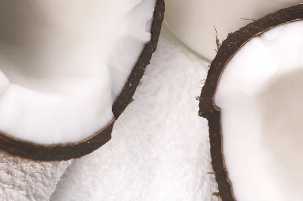 Offene Kokosnuss und weißes Handtuch — Stockfoto