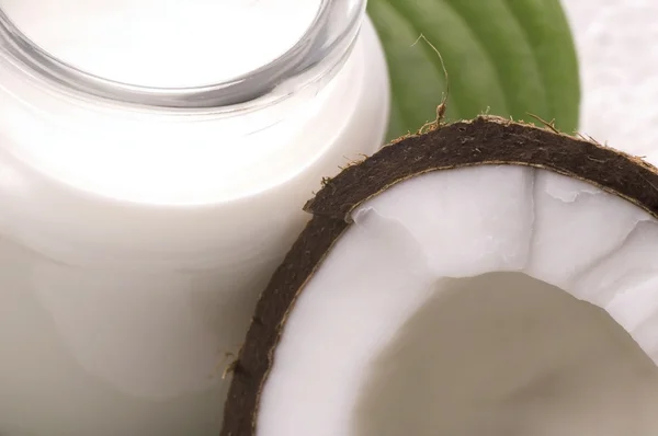 Otevřené kokosové a bílý ručník — Stock fotografie