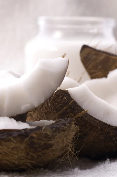 Öppna kokos och vit handduk — Stockfoto