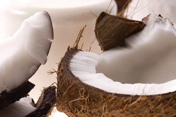 Open kokosnoot en witte handdoek — Stockfoto
