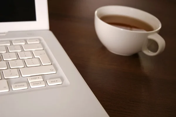 笔记本电脑和茶杯子 — 图库照片